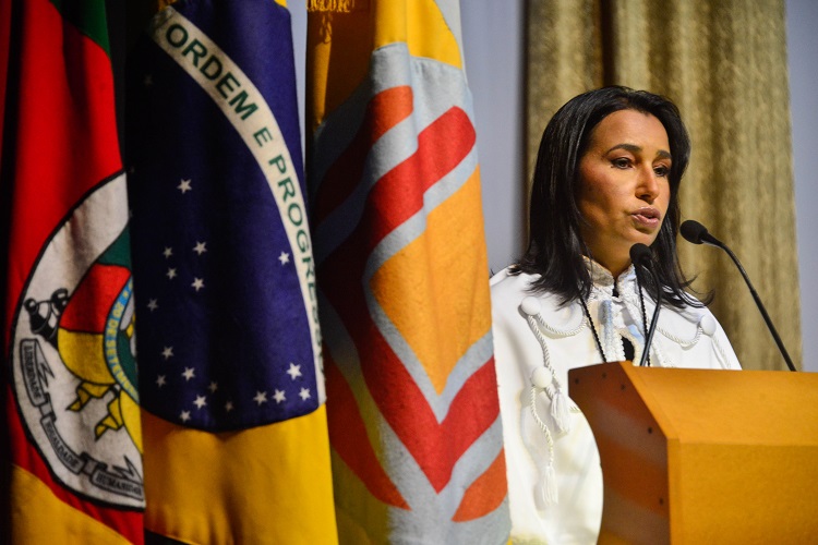 No dia 15 de janeiro, autoridades da FURG e representantes da sociedade civil acompanharam a assembleia universitária para a transmissão do cargo de reitor; ato solene que marca o início institucional da nova gestão administrativa da Universidade. Na ocasião, Suzane Gonçalves recebeu os símbolos universitários das mãos do ex-reitor, Danilo Giroldo.