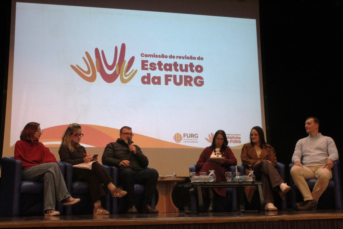 Em 16 de junho, em Assembleia Universitária, a Comissão de revisão do Estatuto da FURG apresentou no Cidec-Sul do Campus Carreiros, para a comunidade acadêmica a organização e a metodologia do processo que revisará e atualizará o Estatuto da Universidade Federal do Rio Grande (FURG) vigente desde 2008. O trabalho será norteado por quatro eixos: a multicampia, a transversalidade, os órgãos deliberativos de gestão e os fins da universidade.