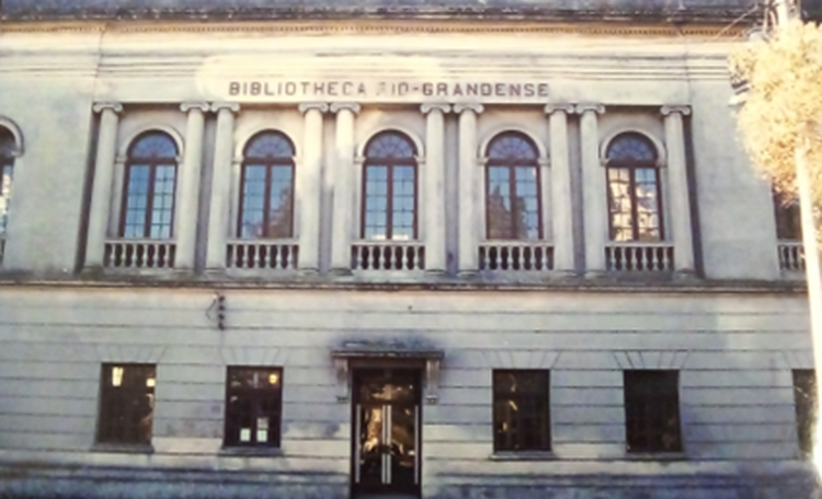 Em 24 de maio, pelo Decreto nº 37.378 foi autorizado o funcionamento da Escola de Engenharia Industrial, primeira iniciativa de ensino superior no município, com funcionamento na Biblioteca Riograndense. A Escola de Engenharia Industrial é reconhecida pelo Decreto nº 46.459, de 18 de julho de 1959 e federalizada pela Lei 3.893 de 2 de maio de 1961, como estabelecimento isolado.
A Fundação Cidade do Rio Grande adquiriu o terreno e ultimou a construção do prédio próprio para a Escola de Engenharia Industrial, no local onde atualmente está instalado o IFRS.