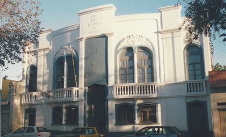 Prédio da Escola de Belas Artes que abrigou a Faculdade de Ciências Políticas e Econômicas. Lei Municipal n° 875 de 22 de julho de 1956 e foi autorizada a funcionar pelo Decreto 43563 de 24 de abril de 1958.