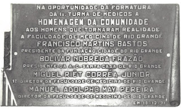Placa de Homenagem a Francisco Martins Bastos, Bolivar Nobrega Frazão, Miguel Riêt Corrêa Junior e Manuel Adolpho May Pereira no dia da formatura da primeira turma de médicos.
