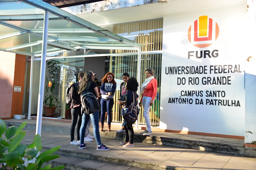 A FURG oferece a graduação de Pedagogia, na modalidade presencial no Polo Universitário de Santo Antônio da Patrulha (SAP).